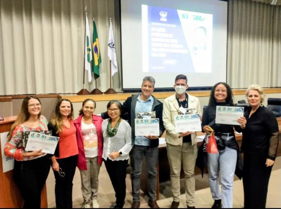 Premiados do Prêmio CEPEn com seus certificados em cerimônia da ABEn-DF