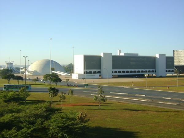 Biblioteca Nacional, Museu Nacional e Catedral (da direita para esquerda)