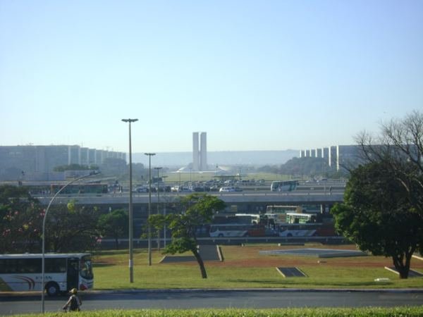 Rodoviária Brasília e ao fundo o Congresso Nacional